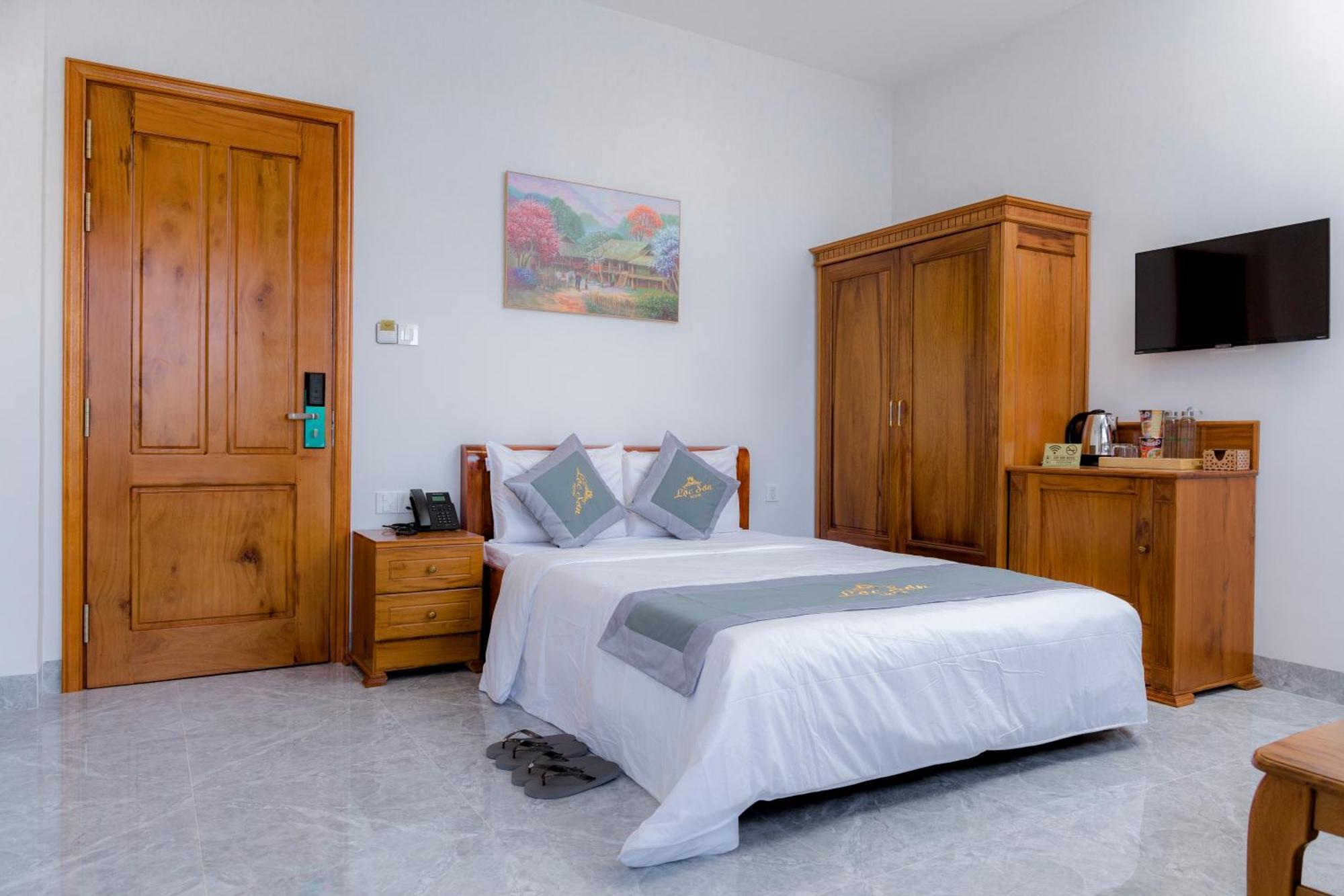 Loc Son Hotel Buôn Ma Thuột Esterno foto
