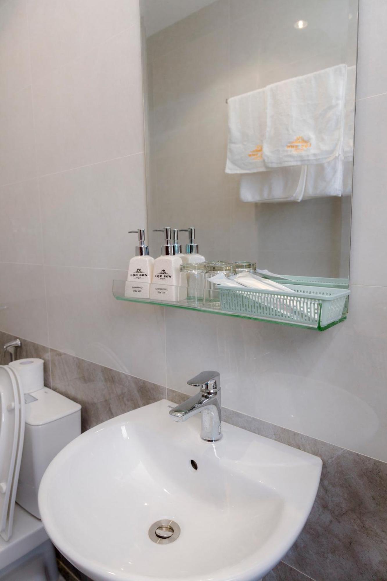 Loc Son Hotel Buôn Ma Thuột Esterno foto